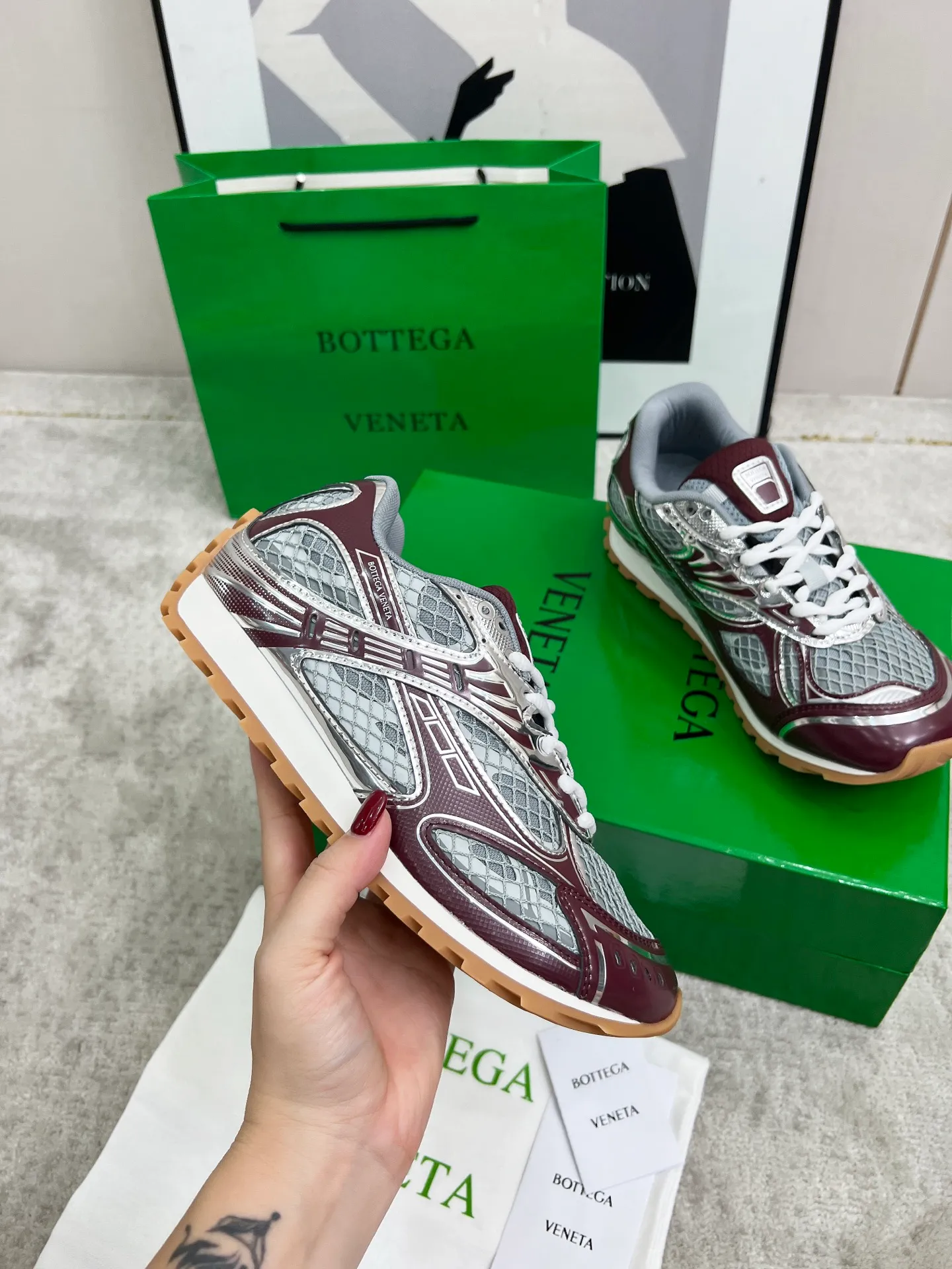 P540. Top version (couples model) Bottega Veneta Bottega Veneta 23ss autumn and winter show BV Orbit sneakers Wang Yibo's same style couples casual shoes dad shoes! Runner sneakers! Original purchase and development!  Made of original lightweight technical mesh fabric, the same as the original version! The process is complicated!  Paired with a rubber outsole designed with a geometric pattern, the high version of the Wang Zha series is actually much taller, but the legs still look slim. Very nice. Durable and playable, standard and version-matching shoe package technology, look for high-end versions. The original outsole is exclusively molded, and the color-blocked TPU outsole is used. The material and weight are the same as the original!  Size: #Female 35-41 (40 and 41 customized sizes are non-refundable) Male 39-45 (45 size customized are non-returnable and exchangeable)